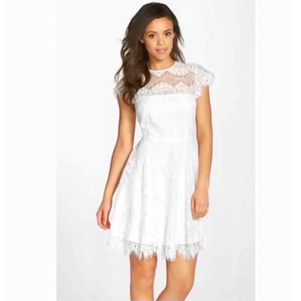 Elegant White Mini Dress with Crew Neck and Cap Sleeves